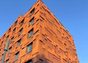 oranžinės spalvos fasadas