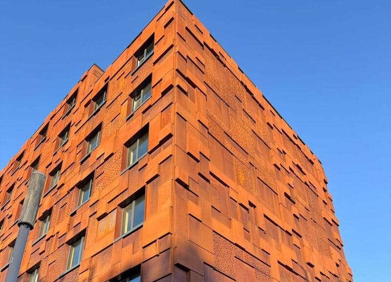 Oranžinės spalvos fasadas